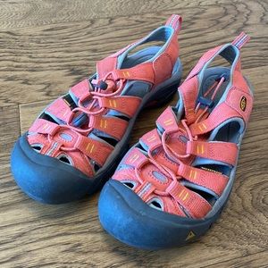 Women’s Keen Coral Pink Waterproof sandals. Size 9